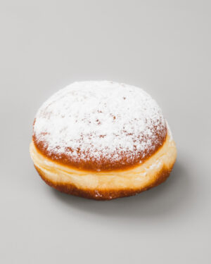 boule de berlin avec sucre glace sur un fond gris
