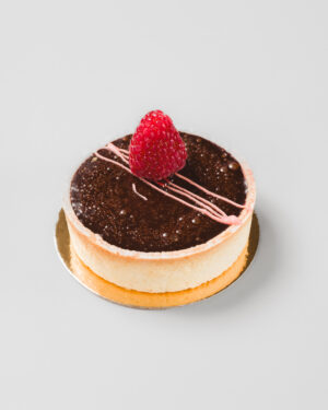 carac avec une framboise sur un fond gris