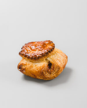 feuilleté à la pomme sur un fond gris