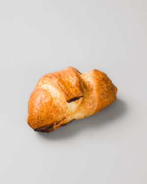 croissant au jambon sur fond gris