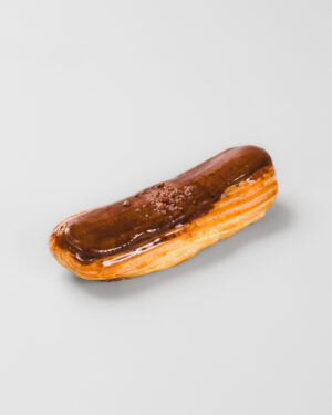 éclair au chocolat sur un fond gris