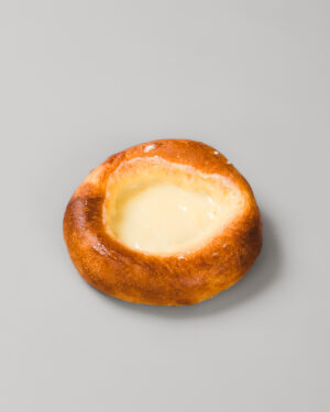 pain à la crème sur un fond gris