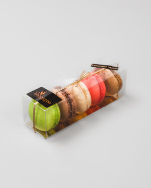 Macarons dans une boîte sur un fond gris
