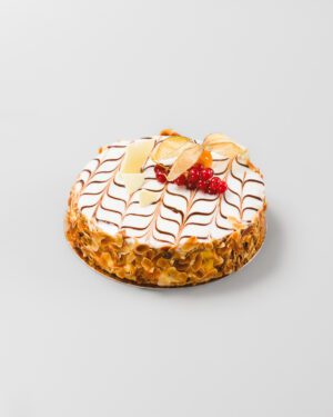 gâteau mille-feuille sur fond gris