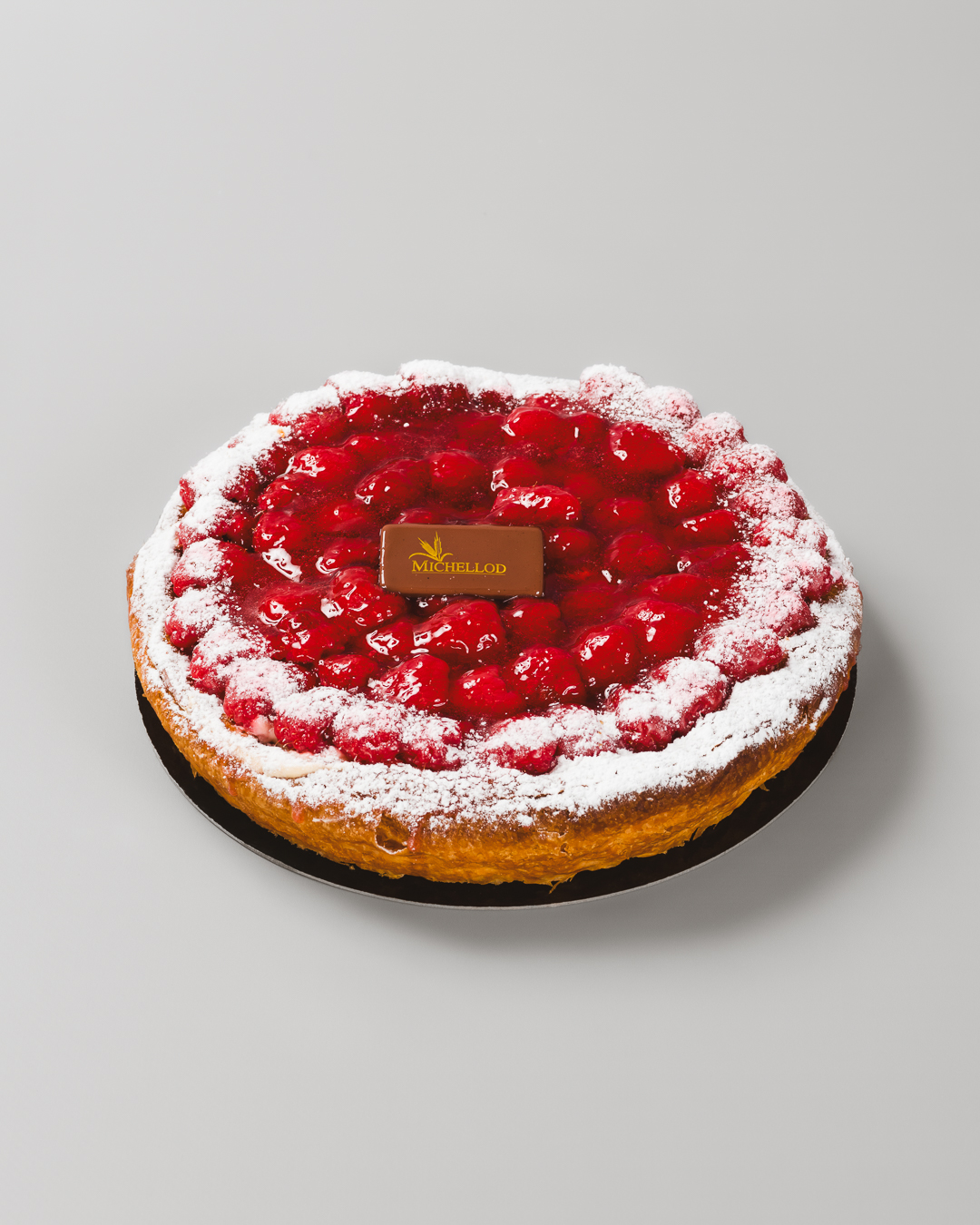 gâteau aux framboises sur un fond gris