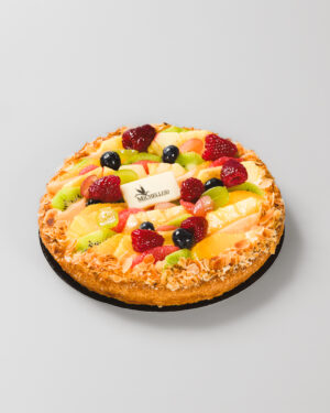 gâteaux avec pleins de fruits sur un fond gris