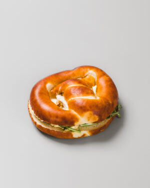 Bretzel au fromage de chèvre sur un fond gris