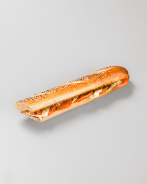 sandwich de pain baguette tomate mozzarella sur un fond gris