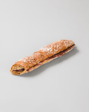 sandwich de pain paillasse à la viande séchée sur un fond gris