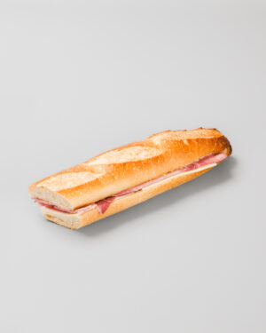 sandwich de pain baguette au jambon et fromage sur un fond gris