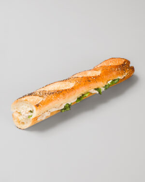 sandwich de pain baguette au thon sur un fond gris