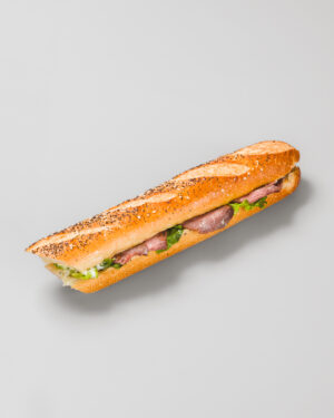 sandwich de pain baguette au roastbeef sur un fond gris