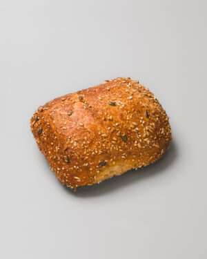 Pain aux graines sur un fond gris