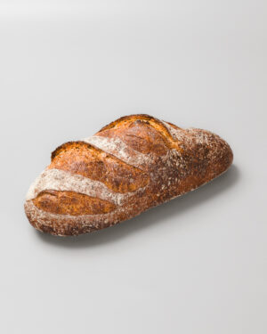 Pain au levain et à l'avoine sur fond gris