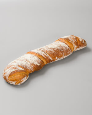 Pain paillasse au levain sur un fond gris