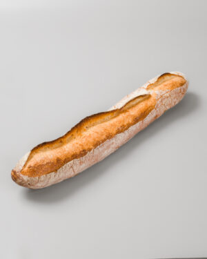 pain baguette tradition sur un fond gris