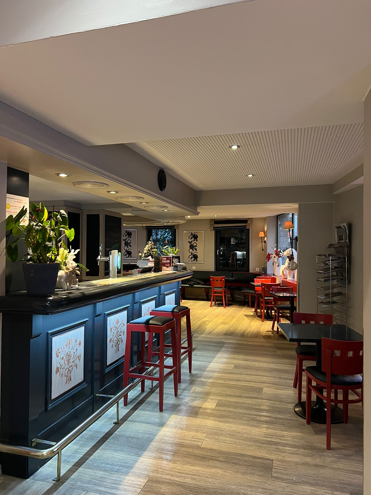 tea-room avec un bar et des chaises rouges