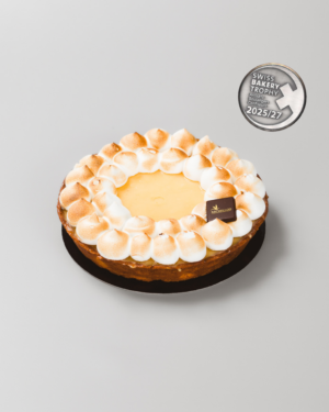 tarte au citron meringuée avec un fond gris